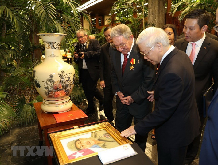 Tổng Bí thư Nguyễn Phú Trọng cùng đồng chí Raul Castro Ruz giới thiệu và trao đổi tặng phẩm.