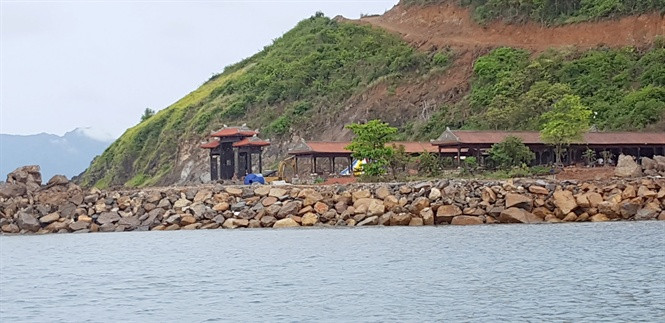 Dự án có diện tích 14,175 ha, trong đó gồm 2,75 ha đất, 11,3 ha mặt nước liền kề, còn lại là bãi biển và bãi đá. Tổng mức đầu tư dự án là 56 tỉ đồng. Ảnh: Nông nghiệp.