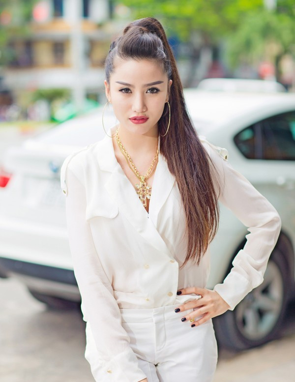 4. Đại gia Hà Thành - chồng hot girl Meo Meo Từng được cộng đồng mạng biết đến với danh xưng “hotgirl số 1 Sài thành”, nữ hoàng đồ hiệu… vì lối sống xa hoa, sành điệu, đón đầu mọi xu hướng thời trang, hiện tại hotgirl Meo Meo (Lê Như Thùy, sinh năm 1987) đã làm vợ, làm mẹ. Chồng Meo Meo cũng là một thiếu gia giàu có đất Sài thành. Ảnh: Vietnamnet.