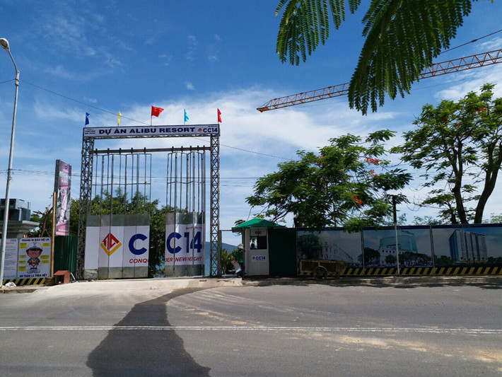  4. Dự án ALIBU Báo cáo Chính phủ về dự án ALIBU do Công ty TNHH Toàn Hưng làm chủ đầu tư, tỉnh Khánh Hoà cho biết, việc thi công dự án nằm trong ranh giới làm kè biển, chắn sóng theo Công văn số 6777 ngày 20/11/2013 của UBND tỉnh về việc đồng ý chủ trương phê duyệt dự án đầu tư kè chắn sóng và đường đi bộ, công viên phục vụ cộng đồng tại Dự án khu du lịch, dịch vụ thể thao Hồ Tiên. Ảnh: cc14.com.vn.