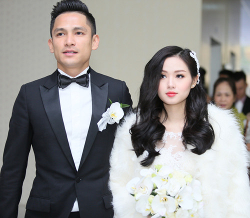 Sau ồn ào tình cảm với anh trai ca sĩ Bảo Thy hồi tháng 7/2014, Tâm Tít tạm dừng mọi hoạt động nghệ thuật và bất ngờ lên xe hoa với doanh nhân Ngọc Thành vào tháng 1/2015. Trong đám cưới, chàng doanh nhân trẻ đã mạnh tay chi 500 triệu đồng chỉ dành riêng cho việc trang trí. Cô dâu Tâm Tít cũng được chồng tới rước trên chiếc xế hộp đắt tiền. Ảnh: Vietnamnet.