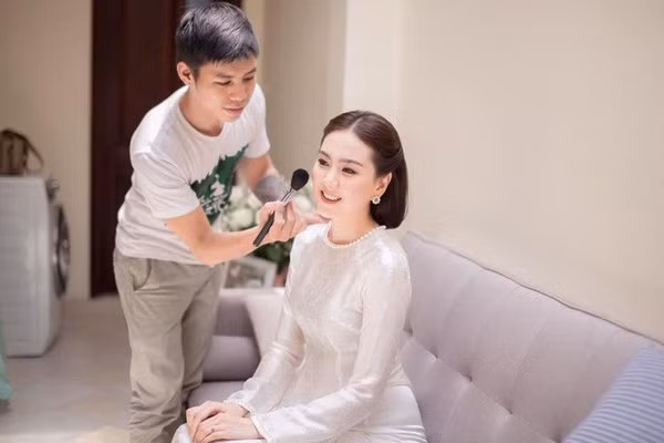 Đám cưới hoành tráng nay của cặp đôi do chính công ty này thực hiện, ở một trong những nhà hàng rộng rãi, nổi tiếng nhất của chuỗi nhà hàng buffet này tại Hà Nội. Ảnh: Helino.