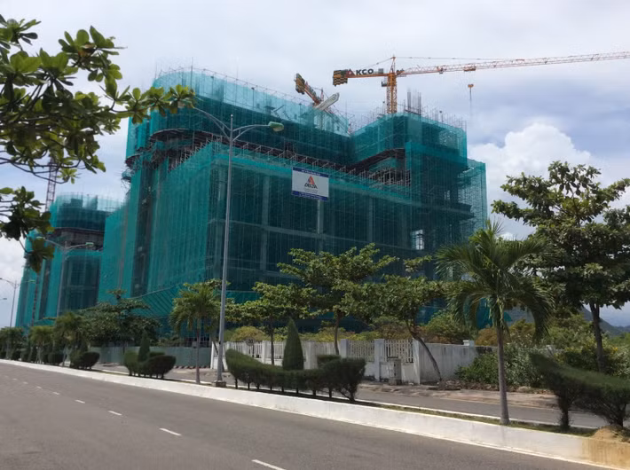 Tuy nhiên, tại điểm giao với đường Nguyễn Cơ Thạch, đơn vị thi công dự án Swisstouches La Luna Resort (Khu đô thị Vĩnh Hoà, P. Vĩnh Hoà, TP. Nha Trang) lại thản nhiên lập rào chắn cao khoảng 3m, dài hơn 100m đến đường Xuân Thủy, ngăn cản giao thông. Ảnh: lalunaresortnhatrang.com.