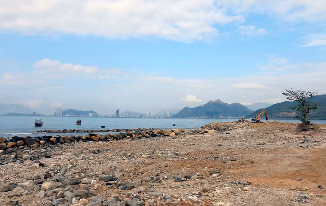  3. Dự án "Trồng rừng, nuôi rong biển kết hợp du lịch sinh thái Đảo Hòn Rùa" Dự án lấn biển Nha Trang thứ ba là Dự án "Trồng rừng, nuôi rong biển kết hợp du lịch sinh thái Đảo Hòn Rùa" (phường Vĩnh Hòa). Dự án do Công ty TNHH Sinh thái Hòn Rùa làm chủ đầu tư. Ảnh: Zing.