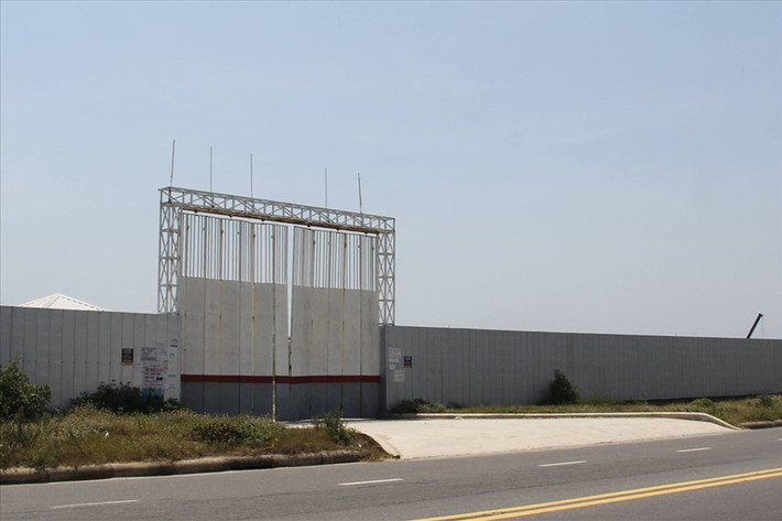  2. Khu du lịch ven biển thuộc Công ty CP Bắc Nam 79 Liên quan đến khu đất vàng của đại gia Vũ Nhôm còn có Khu du lịch ven biển có diện tích 15.577m2 tại phường Hòa Hải, quận Ngũ Hành Sơn của công ty cổ phần xây dựng Bắc Nam 79. Dự án này có tổng vốn đầu tư là hơn 380 tỉ đồng. Theo quyết định quy hoạch được UBND TP.Đà Nẵng ký vào ngày 26/6/2014 – thời điểm ông Văn Hữu Chiến làm Chủ tịch thành phố. Dự án này từng dự định khởi công tháng 5/2017 và hoàn thành quý II/2018. Ảnh: Lao Động.