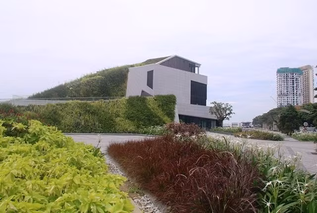 Năm 2015, UBND thành phố đồng ý chủ trương theo đề xuất của Sở xây dựng về việc chọn địa điểm di dời công trình nhà hàng của Cty TNHH I.V.C tại khu vực phía Nam dự án bãi đỗ du thuyền kết hợp Thương mại dịch vụ tại cảng sông Hàn. Dự án sau đó được triển khai, đến nay đã hoàn thành phần xây dựng. Ảnh: Tiền Phong.