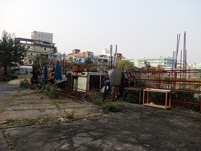  6. Khu đất DAP-DAP1-DAP2 Dự án DAP 1 Việt Nam do Công ty TNHH DAP 1 Việt Nam làm chủ đầu tư; dự án DAP Việt Nam do Công ty TNHH DAP làm chủ đầu tư; dự án DAP 2 Việt Nam do Công ty TNHH DAP 2 Việt Nam làm chủ đầu tư. Hiện dự án đang bỏ hoang phế. Ảnh minh họa: Thương Gia.