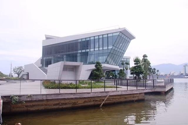  1. Dự án nhà hàng và bến du thuyền của Vũ Nhôm Thông tin từ Tuổi Trẻ cho biết, UBND Đà Nẵng vừa yêu cầu quy hoạch lại 7 dự án đất vàng đang bị bỏ hoang. Điển hình là khu đất vàng dự án nhà hàng và bến du thuyền tại khu vực phía nam cảng Sông Hàn do Công ty TNHH I.V.C của ông Phan Văn Anh Vũ (Vũ "nhôm") làm chủ đầu tư. Dự án có diện tích hơn 4.000m2 (diện tích đất hơn 2.100m2, diện tích đất có mặt nước là hơn 1.900m2). Ảnh: Tiền Phong.