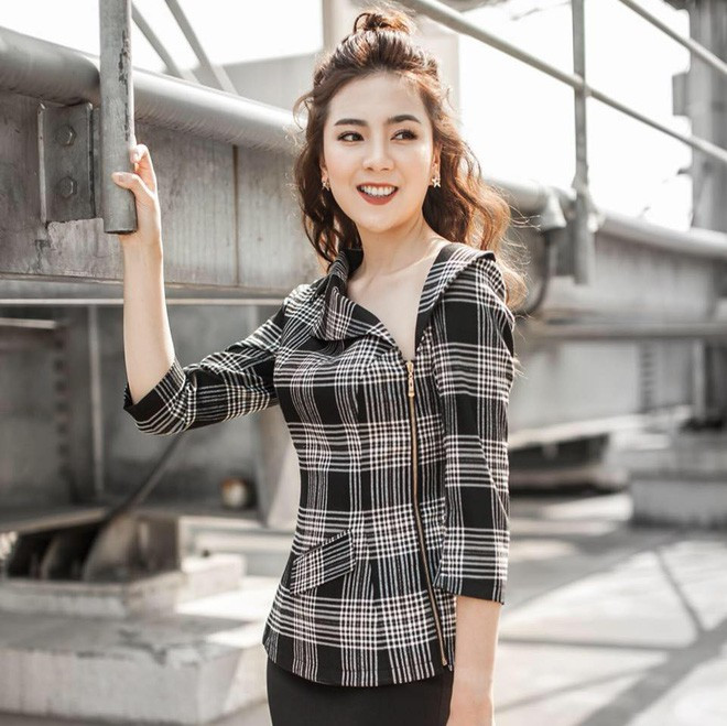 Bóng dáng cô nàng hot girl khi xưa với kiểu tóc bông xù và lối trang điểm trong sáng đã không còn mà thay vào đó là một thiếu phu nhân chăm chỉ đùng dồ hiệu và tự nuôi dưỡng trải nghiệm bản thân bằng những chuyến du lịch sang chảnh. Ảnh: Helino.