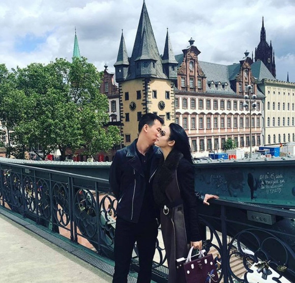 Theo Vietnamnet, người chồng đại gia của Huyền Baby là doanh nhân Quang Huy - chủ nhân của chuỗi khách sạn 2 - 4 sao ở TP HCM. Bên cạnh đó, gia đình Quang Huy còn có một nhà máy sản xuất mỹ phẩm khá lớn tại Hàn Quốc. Cở sở này phục vụ đắc lực cho việc kinh doanh của Huyền Baby. Ảnh: Internet.