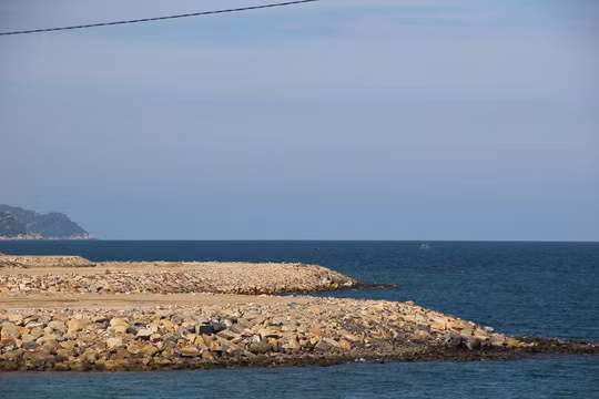 Theo Vietnamnet, dự án Khu du lịch Champarama được phép thực hiện tại khu vực ven biển Bãi Tiên, diện tích 44 héc ta, tổng vốn đầu tư khoảng 1.200 tỷ đồng, thời gian thuê đất là 50 năm kể từ ngày được cấp giấy chứng nhận đầu tư. Chủ đầu tư đã cho san lấp mặt biển, ngoài phạm vi cho phép. Ảnh: NLĐ.