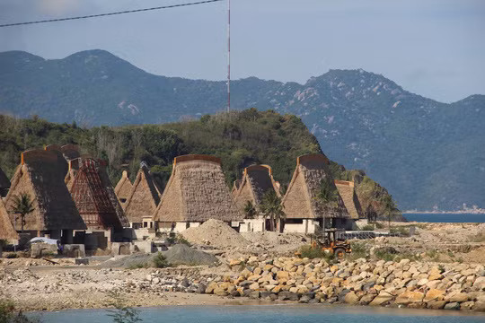 Ông Đào Công Thiên, Phó Chủ tịch UBND tỉnh Khánh Hòa đã ký quyết định xử phạt chủ đầu tư 105 triệu, đồng thời yêu cầu Công ty này chấm dứt ngay các hành vi vi phạm và khôi phục lại hiện trạng ban đầu trước ngày 16/10/2017. Ảnh: NLĐ.