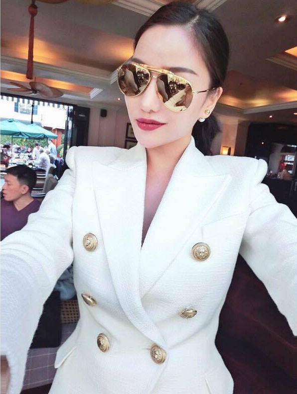 Vẫn “nghiện” dùng đồ hiệu như khi chưa kết hôn, tuy nhiên, phong cách thời trang của Meo Meo đã chuyển sang thời thượng hơn hẳn. Cô cũng là một trong những mỹ nhân sở hữu vóc dáng nóng bỏng sau sinh đáng ngưỡng mộ. Ảnh: Vietnamnet