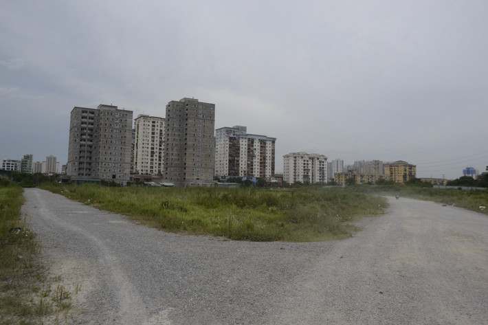 Đường đất lộm nhộm, mưa thì lầy lội, nắng thì bụi mù gây ô nhiễm môi trường...