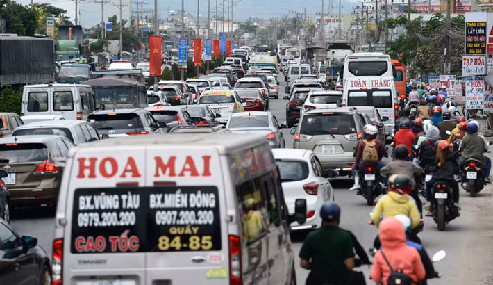 Nghiêm trọng nhất là tình trạng ùn ứ suốt trong ngày hôm nay 29/4 khi lượng xe khách, ôtô, xe máy ào ạt đổ về TP biển để du lịch nghỉ lễ 30/4 và 1/5.