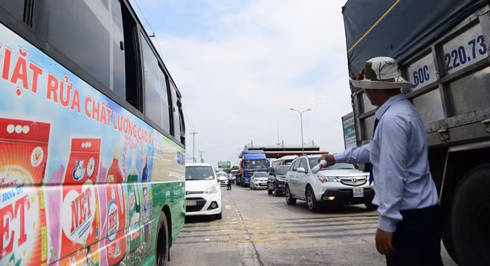 ... và quan sát lượng xe để thực hiện việc xả trạm.