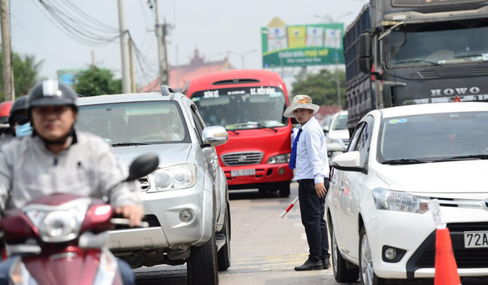 Nhân viên trạm thu phí T2 (QL51, xã Long Phước, huyện Long Thành, tỉnh Đồng Nai) liên tục xuống đường để phân luồng giao thông.