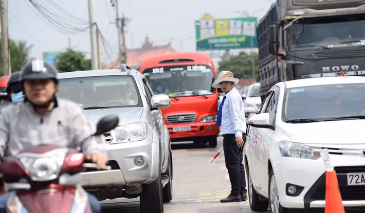 Nhân viên trạm thu phí T2 (QL51, xã Long Phước, huyện Long Thành, tỉnh Đồng Nai) liên tục xuống đường để phân luồng giao thông.