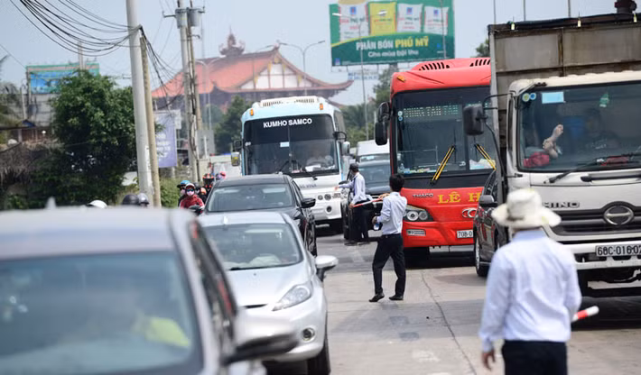 Làn đường xe máy luôn chật kín khi ôtô, xe khách liên tục tràn qua để cố thoát khỏi tình trạng kẹt xe khiến giao thông càng thêm hỗn loạn.