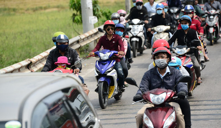 Xe máy chen chúc cùng ôtô, xe khách, xe tải để lưu thông trên QL51.