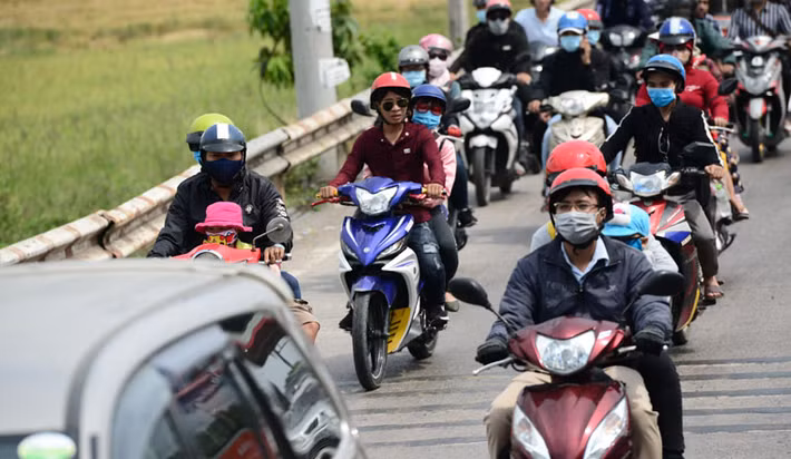 Xe máy chen chúc cùng ôtô, xe khách, xe tải để lưu thông trên QL51.