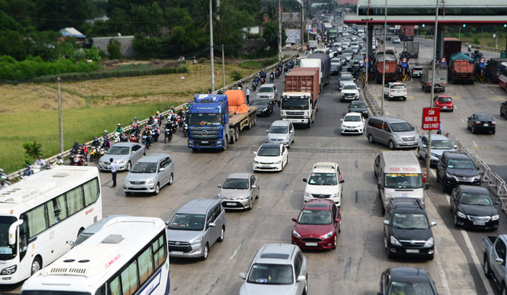 Hàng vạn ôtô, xe khách xếp hàng dài trên QL51, nhích từng tí để lưu thông hướng về thành phố Vũng Tàu.