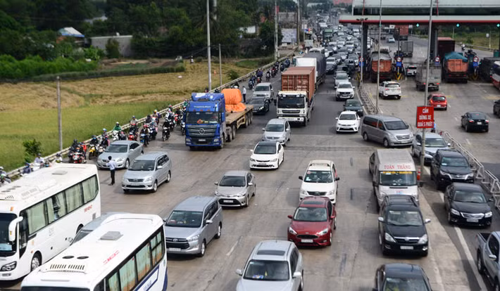 Hàng vạn ôtô, xe khách xếp hàng dài trên QL51, nhích từng tí để lưu thông hướng về thành phố Vũng Tàu.