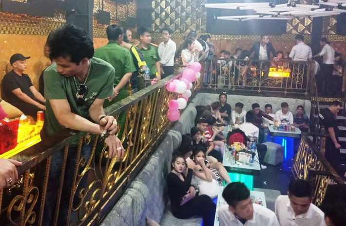 Nhiều cô gái trong những trang phục thiếu vải chạy vào nhà vệ sinh trốn nhưng đều bị các trinh sát giữ lại.