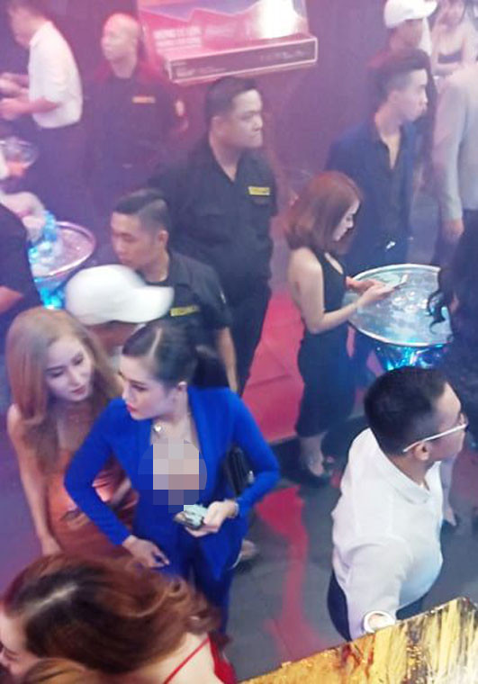 Các cô gái trong trang phục khêu gợi tại quán bar.