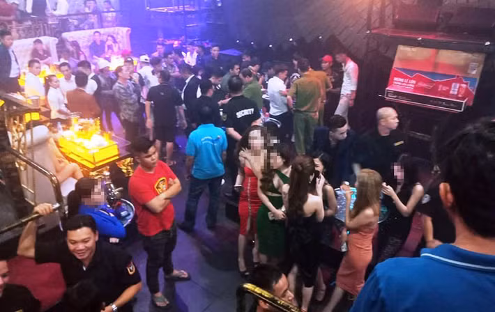 Trước đó rạng sáng cùng ngày, gần trăm cán bộ chiến sĩ thuộc Phòng Cảnh sát Quản lý Hành chính về Trật tự Xã hội (PC64) Công an TP HCM phối hợp cùng các lực lượng cảnh sát ma túy, cảnh sát cơ động, cảnh sát phản ứng nhanh... ập vào kiểm tra nằm trên đường Nam Quốc Cang ( phường Phạm Ngũ Lão, quận 1).