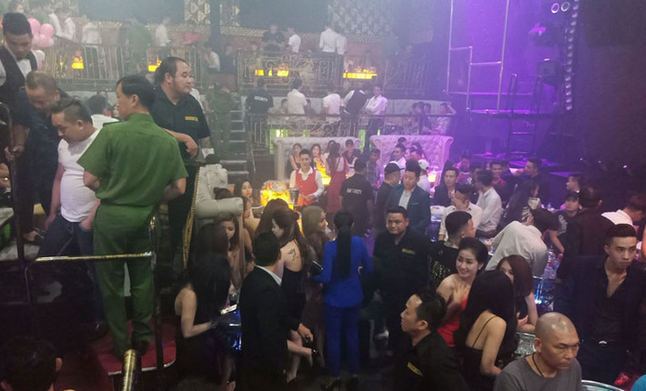 Đáng nói, tại các bàn phát hiện có chất kích thích là những “dân chơi” có tuổi đời khá trẻ.