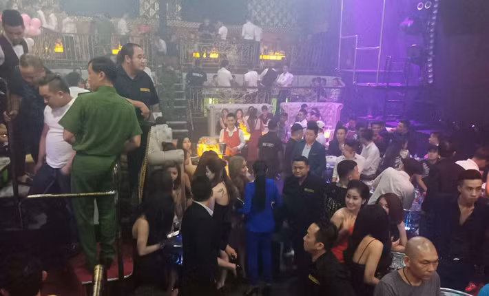 Đáng nói, tại các bàn phát hiện có chất kích thích là những “dân chơi” có tuổi đời khá trẻ.