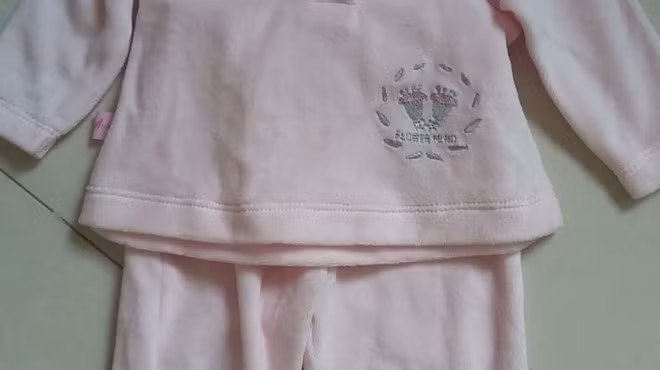 Nhân viên bán hàng của Con Cưng tại Hà Nội cho biết, sản phẩm bị khách tại TP HCM tố là cắt nhãn, thay thế tem là sản phẩm thời trang, xuất xứ từ Thái Lan. Nhân viên bán hàng tại đây cũng giải thích, nguyên nhân xảy ra sự việc là do quá trình kiểm tra quy cách sản phẩm.