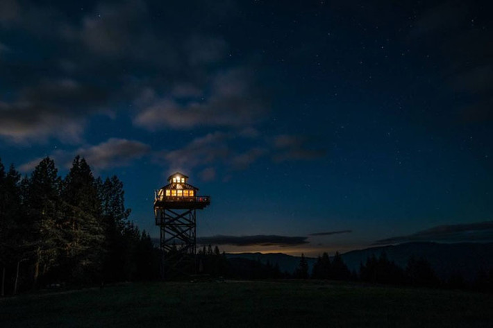 Ngôi nhà nhỏ này cách mặt đất 40m được bao quanh bởi Rừng Quốc gia Umpqua. Đây sẽ là nơi hóng mát, ngắm cảnh tuyệt vời dành cho bất cứ ai đã quá chán ngán với cái nắng hè 39-40 độ C.