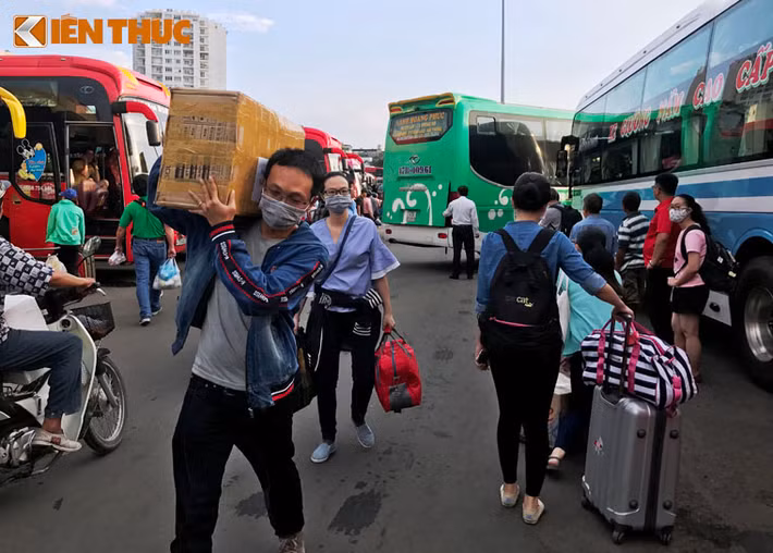 Các bến xe như Miền Đông, Miền Tây cũng đông nghẹt hành khách từ các tỉnh trở lại Sài Gòn chiều 1/5.