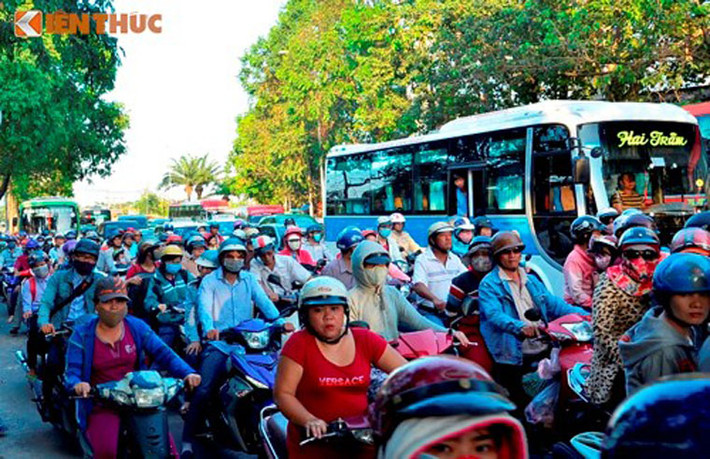 Ùn tắc giao thông kéo dài trên nhiều tuyến đường cửa ngõ dẫn vào trung tâm TP.