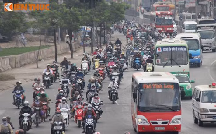 Trên QL1, cửa ngõ từ các tỉnh Miền Tây về TP HCM cũng tấp nập xe cộ trở lại TP HCM sau kỳ nghỉ lễ chiều 1/5...