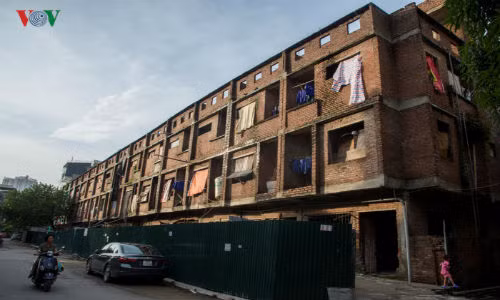 Dãy nhà liền kề (Yên Hòa, Cầu Giấy, Hà Nội) được đầu tư 30 tỷ đồng, dù xây dựng đã xong phần thô khoảng chục năm nhưng đến nay vẫn chưa thể hoàn thiện. Dãy nhà khoảng 36 căn liền kề, mỗi căn rộng khoảng 60 m2, nằm trong quy hoạch nhà tái định cư cho các hộ dân khi mở đường Trung Kính - Nguyễn Khang.