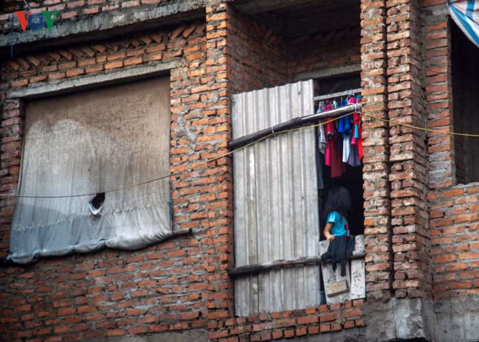 Không rõ UBND phường Yên Hòa, UBND quận Cầu Giấy có nắm được thực trạng ở khu vực này không và hướng xử lý thế nào để tránh tình trạng lãng phí tiền của, gây mất mỹ quan đô thị, vệ sinh môi trường, an ninh trật tự, đồng thời kiểm soát nguy cơ xuất hiện ổ dịch sốt xuất huyết có thể bùng phát.