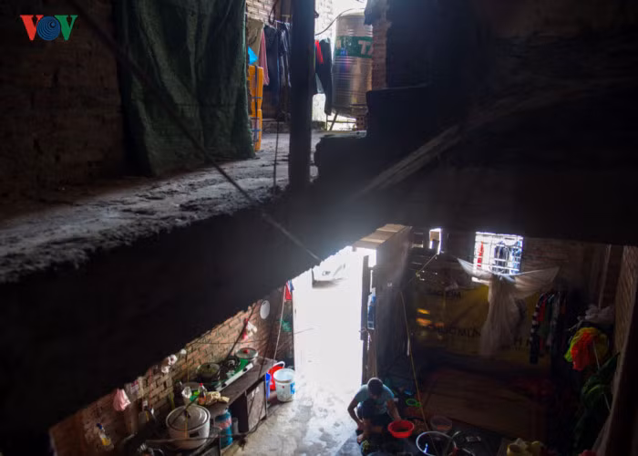 Theo người dân tổ 29 phường Yên Hòa bức xúc phản ánh, dân ngụ cư trong dãy nhà này rất đông nhưng công tác vệ sinh môi trường rất kém, bởi họ chỉ sống tạm ở đây vài tháng là chuyển chỗ, ngoài ra cả dãy nhà chỉ có 1 khu vệ sinh.