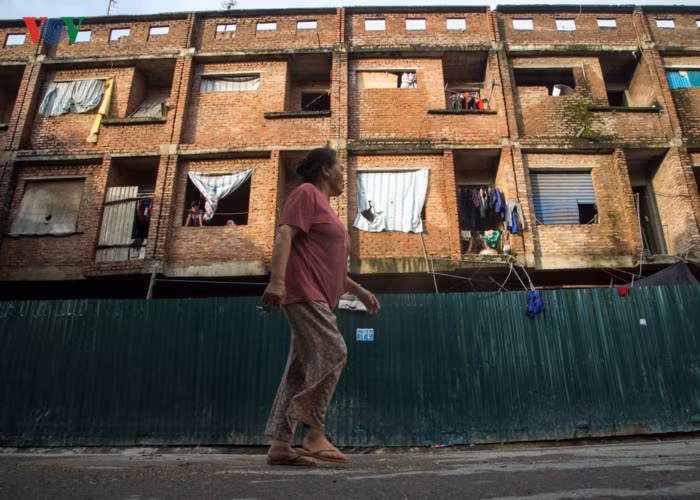 Những căn còn lại hiện nay đang được tận dụng cho công nhân, người lao động nghèo tá túc, trọ tạm vài năm nay.