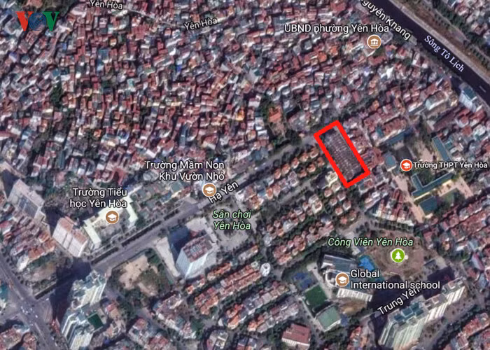 Nhìn trên bản đồ có thể thấy, dãy nhà nằm trên khu vực đắc địa, với đủ các cấp trường học, công viên, không gian công cộng..., giao thông thuận lợi khi các hướng ra đại lộ Thăng Long hay vào trung tâm thành phố không mất quá nhiều thời gian.(Ảnh: Google maps).