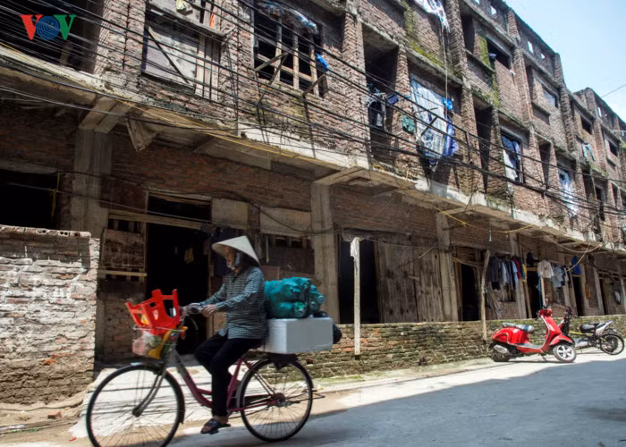 Một người dân sống ở dãy nhà phía sau khu "ổ chuột" cho biết: "Dãy nhà trước mặt mỗi khi trời mưa, nước bẩn, hôi thối chảy ra ngập cả đường đi. Tôi rất lo ngại với điều kiện ăn ở tối tăm, kém vệ sinh, nước lênh láng như thế, trong khi dịch sốt xuất huyết đang bùng phát mạnh, nhà lại có trẻ nhỏ. Người dân chỉ dám đơn thư lên các cấp, góp ý nhẹ nhàng vì cũng sợ bị trả thù".