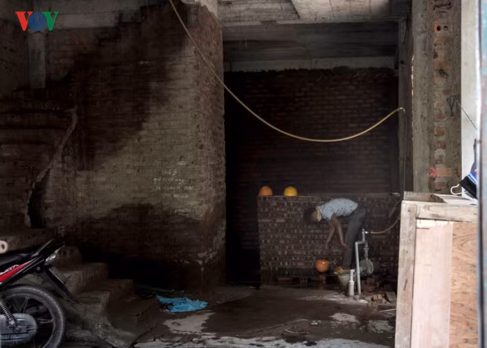 Bởi cả khu được chủ thầu xây 2 bể nước chung ở hai đầu hồi phục vụ nhu cầu nước sinh hoạt và tắm giặt của công nhân, người lao động ở trọ...