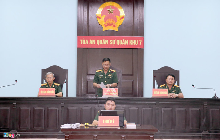 Sau 2 ngày xét xử, chiều 31/7, HĐXX tuyên Đinh Ngọc Hệ 12 năm tù với 2 tội danh nêu trên. Trần Văn Lâm lĩnh 5 năm tù, Bùi Văn Tiệp lĩnh 2 năm tù cho hưởng án treo. Bị cáo Phùng Danh Thắm lĩnh án 2 năm cải tạo không giam giữ. Riêng Trần Xuân Sơn hưởng 18 tháng tù cho hưởng án treo và được trả tự do ngay tại tòa vì đã thi hành xong bản án.