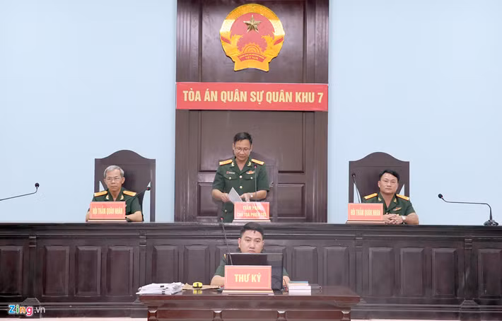 Sau 2 ngày xét xử, chiều 31/7, HĐXX tuyên Đinh Ngọc Hệ 12 năm tù với 2 tội danh nêu trên. Trần Văn Lâm lĩnh 5 năm tù, Bùi Văn Tiệp lĩnh 2 năm tù cho hưởng án treo. Bị cáo Phùng Danh Thắm lĩnh án 2 năm cải tạo không giam giữ. Riêng Trần Xuân Sơn hưởng 18 tháng tù cho hưởng án treo và được trả tự do ngay tại tòa vì đã thi hành xong bản án.