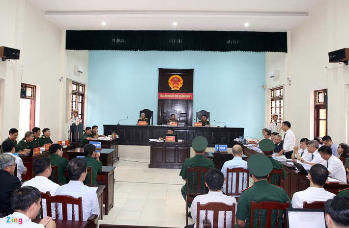 Phiên tòa có sự tham gia của hơn 10 luật sư thuộc các Đoàn luật sư Hà Nội, TP.HCM và một số tỉnh, thành. Riêng bị cáo Đinh Ngọc Hệ có 2 người bào chữa. Ảnh chụp khu vực dành cho luật sư tham gia tố tụng đối diện, ngang hàng với đại diện VKS.