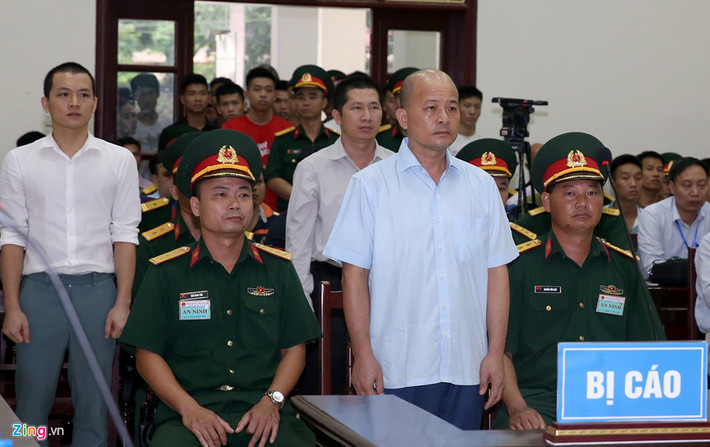 Theo cáo trạng, Út "trọc" Đinh Ngọc Hệ lợi dụng chức vụ Chủ tịch Công ty Thái Sơn để mua ôtô rồi đăng ký biển số quân sự, biển xanh 80A. Hệ sau đó chỉ đạo cấp dưới thế chấp, cho thuê, mượn xe cho cá nhân, tổ chức ngoài ngành sử dụng trái quy định.