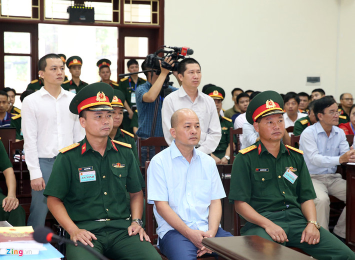 Cùng với Hệ, các bị cáo Trần Văn Lâm (cựu Tổng giám đốc Công ty Thái Sơn Bộ Q.P), Bùi Văn Tiệp (Cựu Sư đoàn trưởng Sư đoàn 367 Quân chủng Phòng không - Không quân) và Trần Xuân Sơn bị cáo buộc làm giả hợp đồng, giấy tờ gửi xăng dầu, kê khai không trung thực với các cơ quan chức năng Bình Dương để hợp thức hóa hơn 20.000 lít xăng không đạt chuẩn.