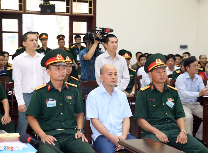 Cùng với Hệ, các bị cáo Trần Văn Lâm (cựu Tổng giám đốc Công ty Thái Sơn Bộ Q.P), Bùi Văn Tiệp (Cựu Sư đoàn trưởng Sư đoàn 367 Quân chủng Phòng không - Không quân) và Trần Xuân Sơn bị cáo buộc làm giả hợp đồng, giấy tờ gửi xăng dầu, kê khai không trung thực với các cơ quan chức năng Bình Dương để hợp thức hóa hơn 20.000 lít xăng không đạt chuẩn.